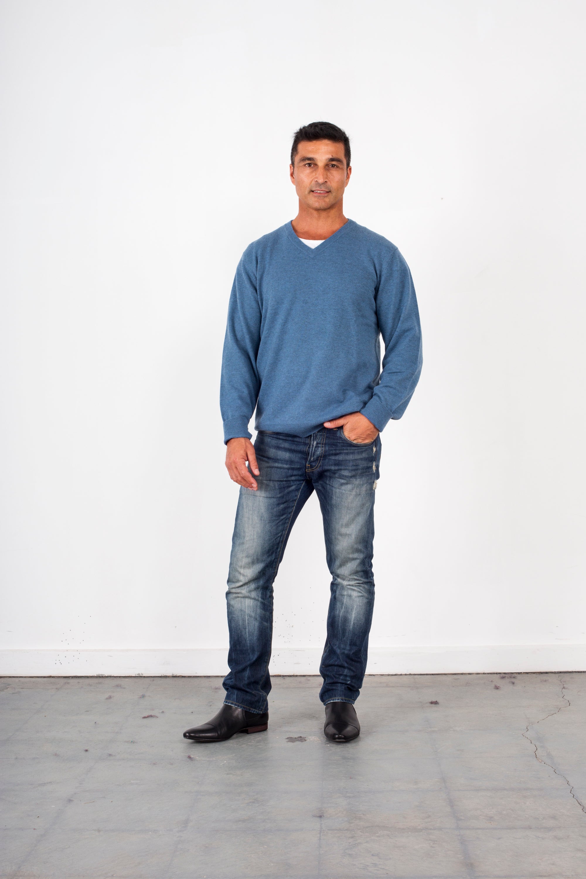 Slim Fitted Cashmere & Wool V-Neck Pullover | ANSETT GOLD KNITWEAR
