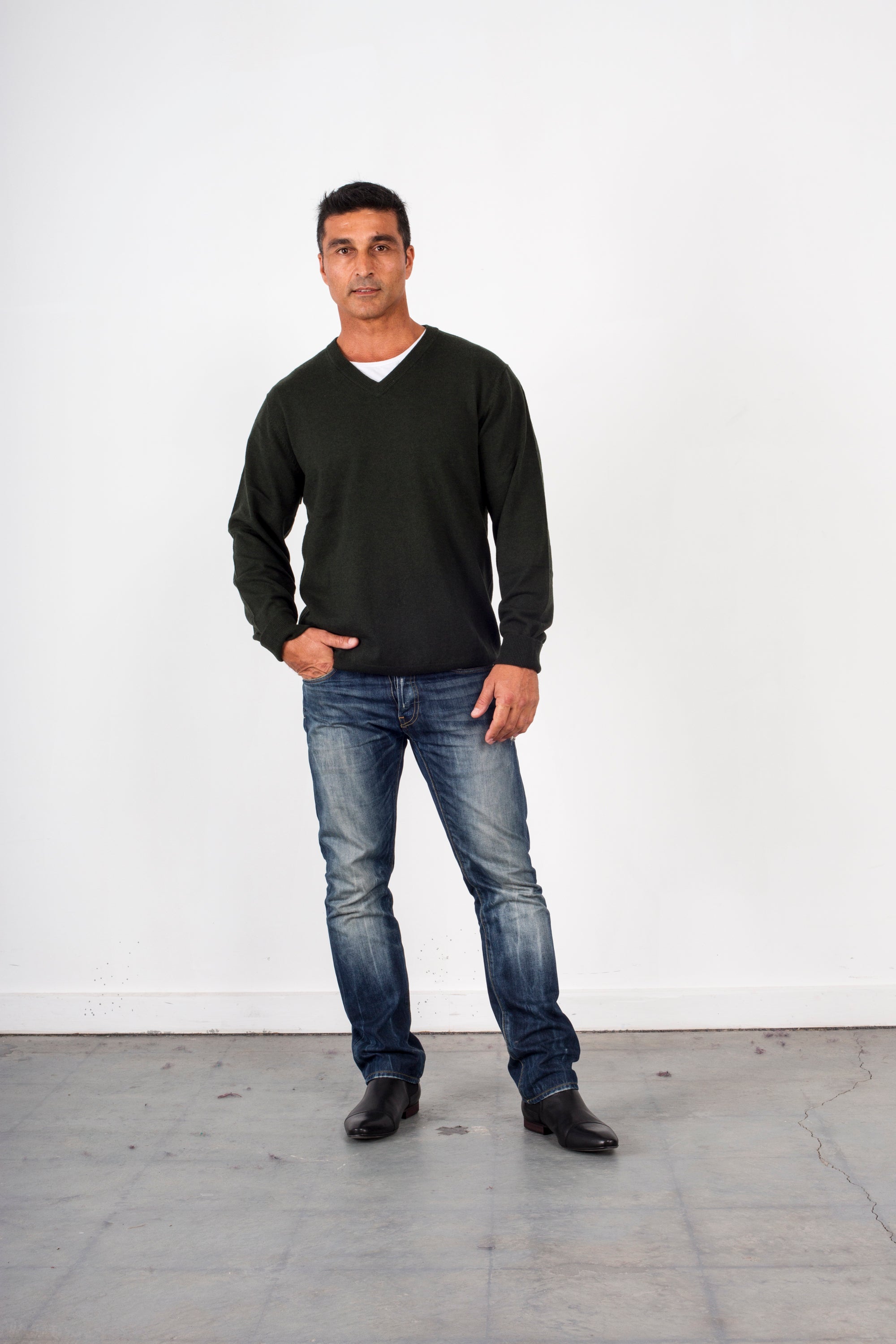 Slim Fitted Cashmere & Wool V-Neck Pullover | ANSETT GOLD KNITWEAR